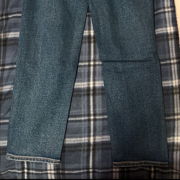 American Eagle- Mom Straight High Rise, Size 4 - Picture 5 of 8